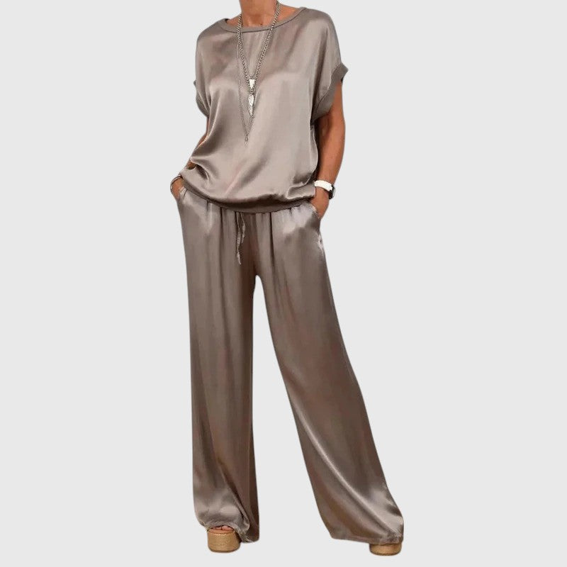 Amaya – Spring set with a light blouse and wide pants